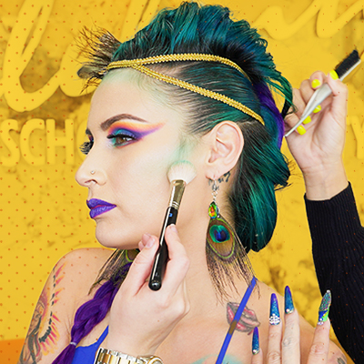 Una modelo con su maquillaje, cabello y uñas estilizados por estudiantes de Celebrity.