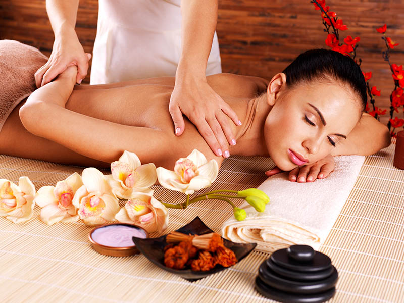 Una hermosa joven recibiendo un masaje relajante en un hermoso spa