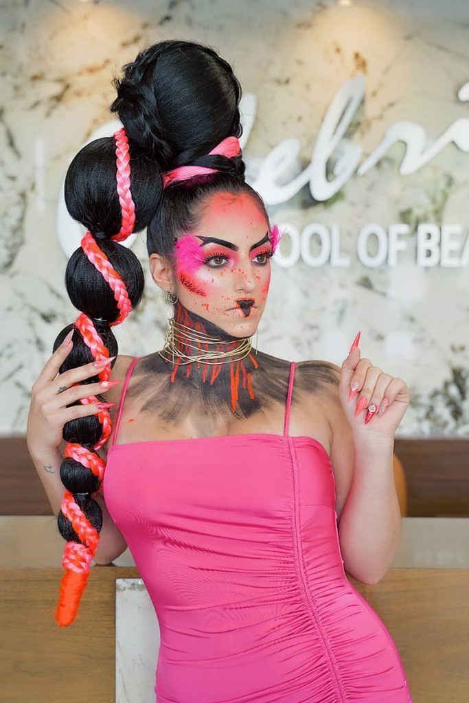 Una modelo con maquillaje, cabello y uñas diseñadas por estudiantes famosos para parecerse a un flamenco